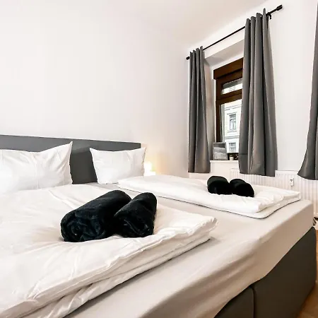 Moderne 3 Schlafzimmer Mit Modernem Bad, Kueche, Waschmaschine Und Trockner Λειψία