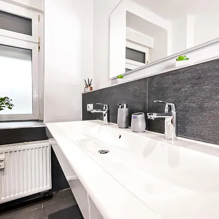 Moderne 3 Schlafzimmer Mit Modernem Bad, Kueche, Waschmaschine Und Trockner *