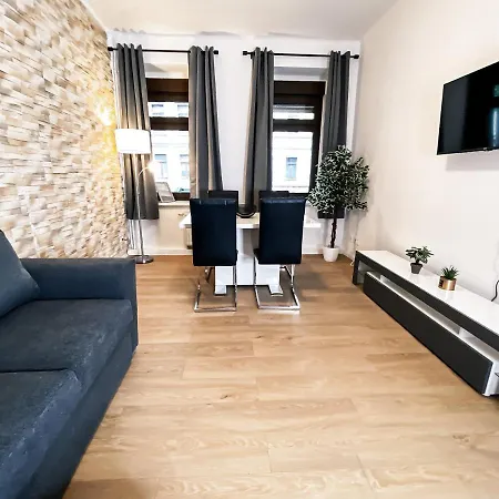 Moderne 3 Schlafzimmer Mit Modernem Bad, Kueche, Waschmaschine Und Trockner