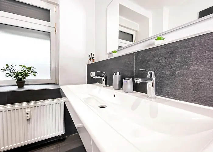 Moderne 3 Schlafzimmer Mit Modernem Bad, Kueche, Waschmaschine Und Trockner *