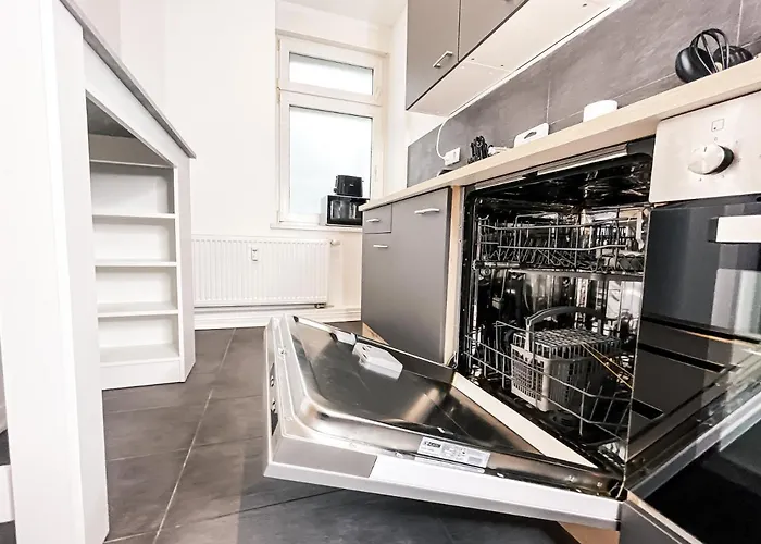 Moderne 3 Schlafzimmer Mit Modernem Bad, Kueche, Waschmaschine Und Trockner