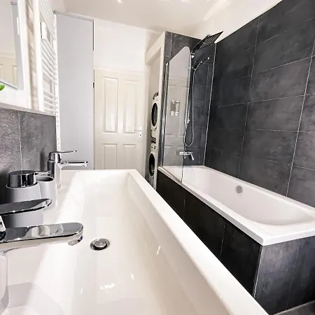 Moderne 3 Schlafzimmer Mit Modernem Bad, Kueche, Waschmaschine Und Trockner * Leipzig