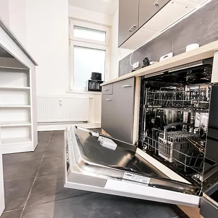 Moderne 3 Schlafzimmer Mit Modernem Bad, Kueche, Waschmaschine Und Trockner