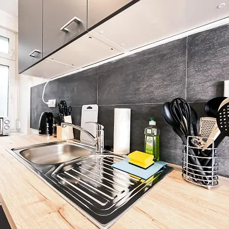 Moderne 3 Schlafzimmer Mit Modernem Bad, Kueche, Waschmaschine Und Trockner