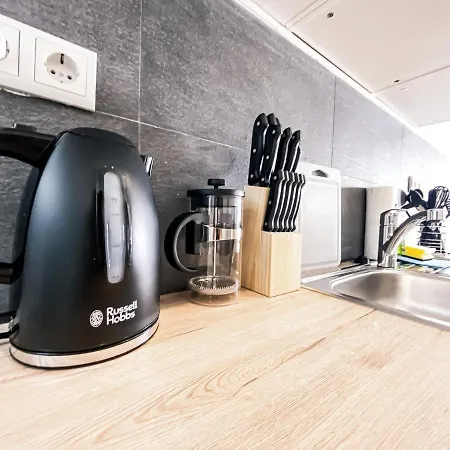 Moderne 3 Schlafzimmer Mit Modernem Bad, Kueche, Waschmaschine Und Trockner