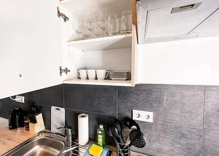 Moderne 3 Schlafzimmer Mit Modernem Bad, Kueche, Waschmaschine Und Trockner *