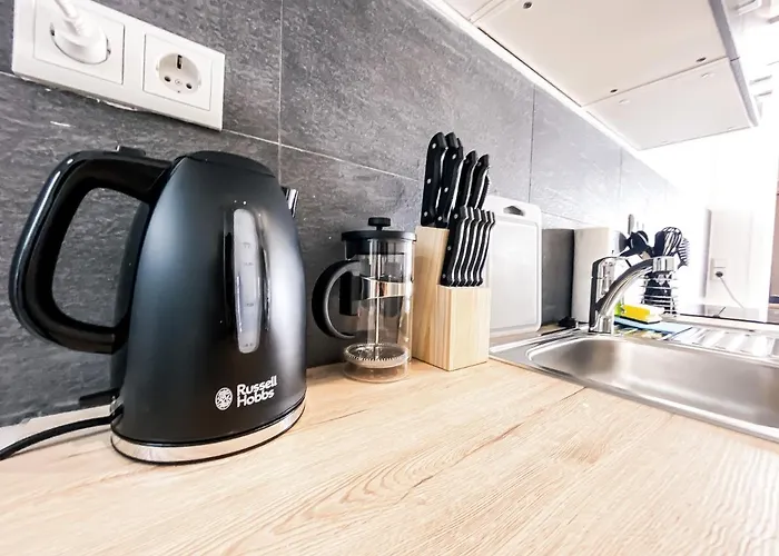 Moderne 3 Schlafzimmer Mit Modernem Bad, Kueche, Waschmaschine Und Trockner